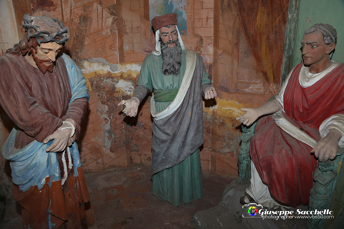 VBS_7038.JPG - Gesù davanti a Pilato  L'edificio fu costruito a partire dal 1712. Gli affreschi della volta risalgono al XVIII secolo e sono attribuiti al pittore Grosso di Ivrea.