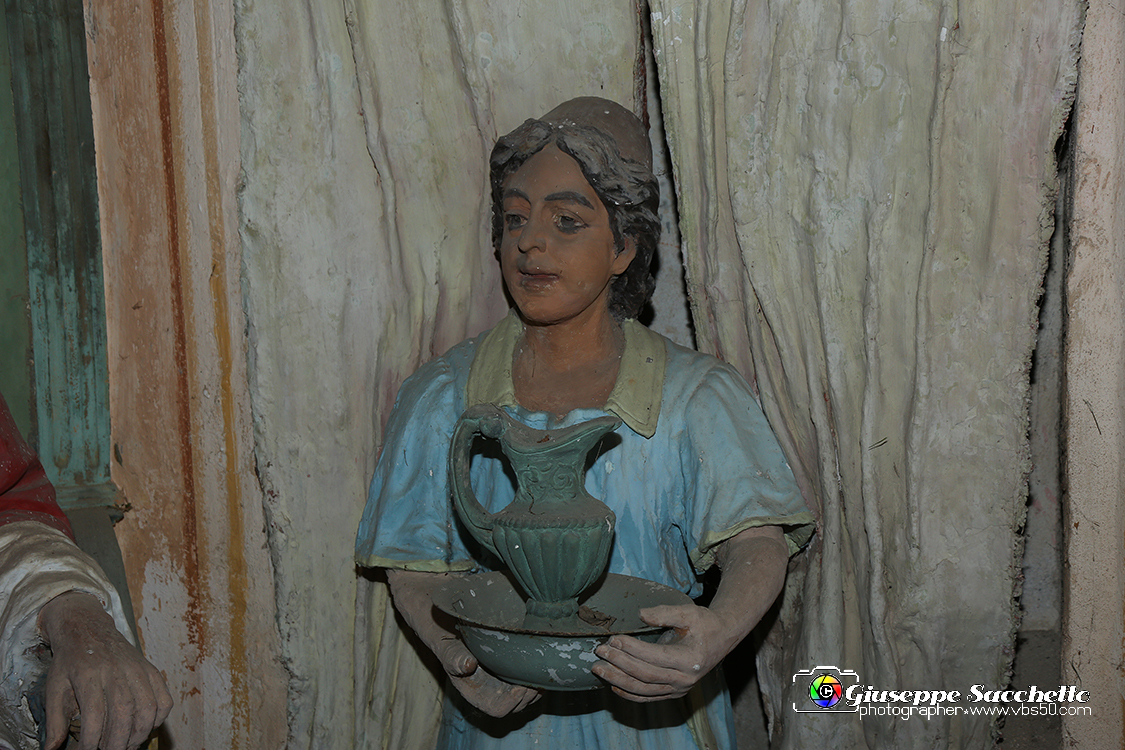 VBS_7041.JPG - Gesù davanti a Pilato  L'edificio fu costruito a partire dal 1712. Gli affreschi della volta risalgono al XVIII secolo e sono attribuiti al pittore Grosso di Ivrea.