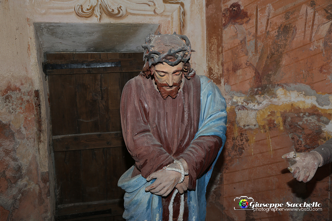 VBS_7048.JPG - Gesù davanti a Pilato  L'edificio fu costruito a partire dal 1712. Gli affreschi della volta risalgono al XVIII secolo e sono attribuiti al pittore Grosso di Ivrea.