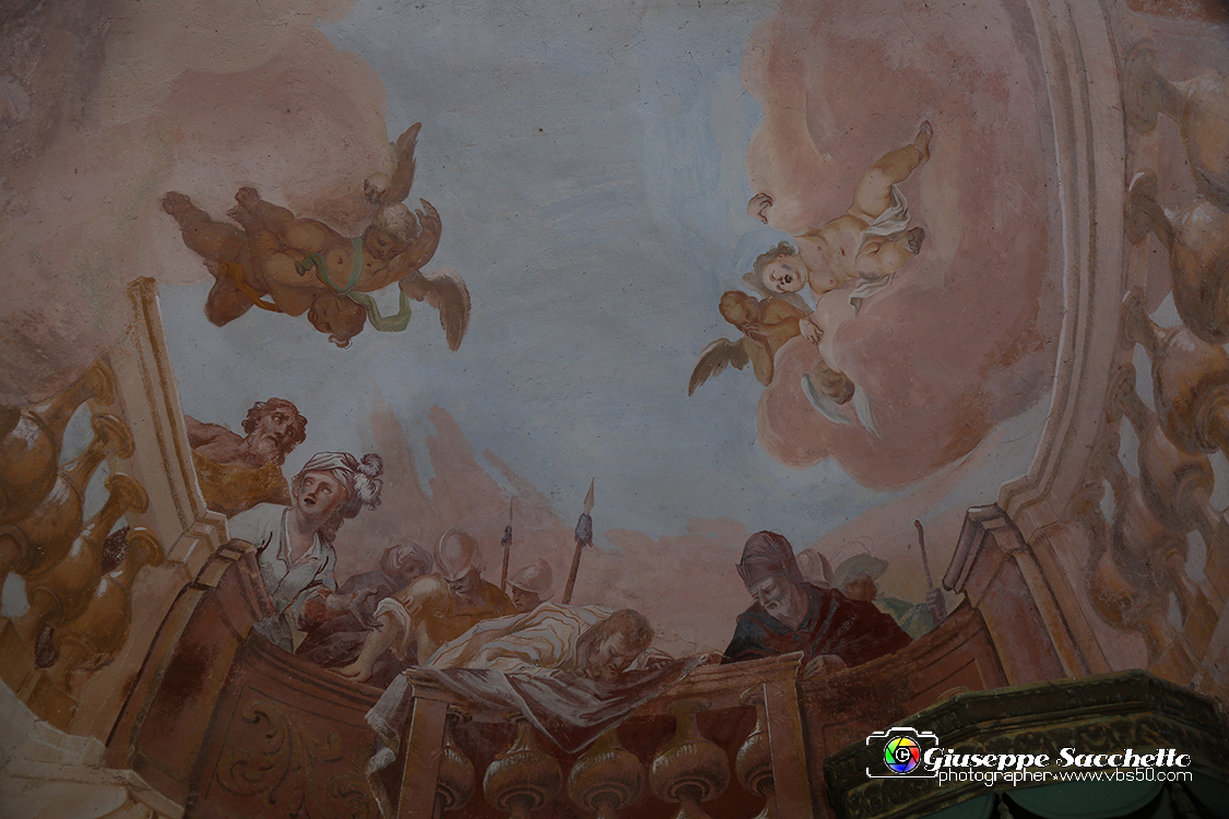 VBS_7049.JPG - Gesù davanti a Pilato  L'edificio fu costruito a partire dal 1712. Gli affreschi della volta risalgono al XVIII secolo e sono attribuiti al pittore Grosso di Ivrea.
