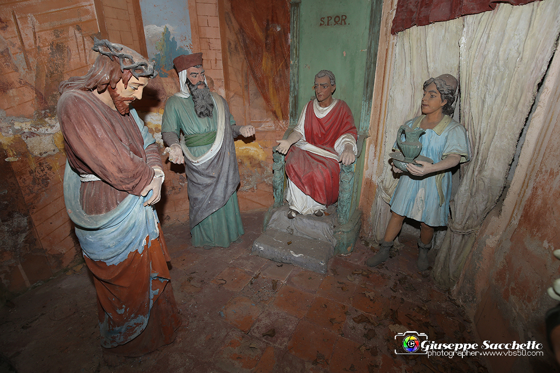 VBS_7051.JPG - Gesù davanti a Pilato  L'edificio fu costruito a partire dal 1712. Gli affreschi della volta risalgono al XVIII secolo e sono attribuiti al pittore Grosso di Ivrea.