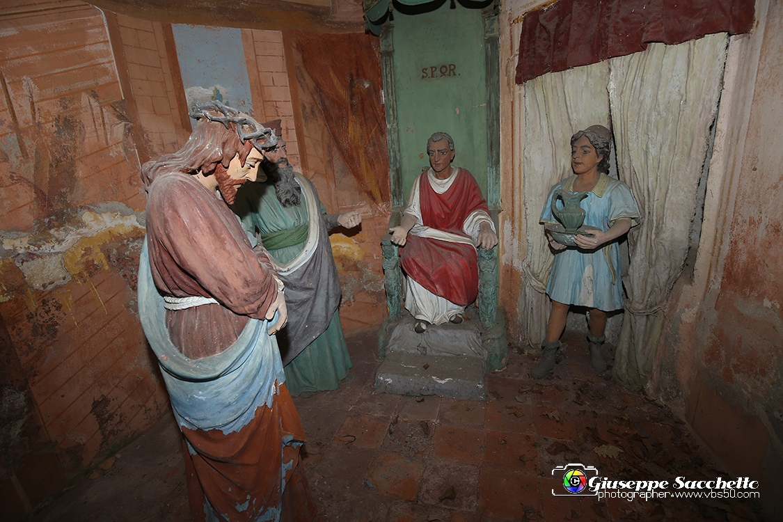 VBS_7053.JPG - Gesù davanti a Pilato  L'edificio fu costruito a partire dal 1712. Gli affreschi della volta risalgono al XVIII secolo e sono attribuiti al pittore Grosso di Ivrea.