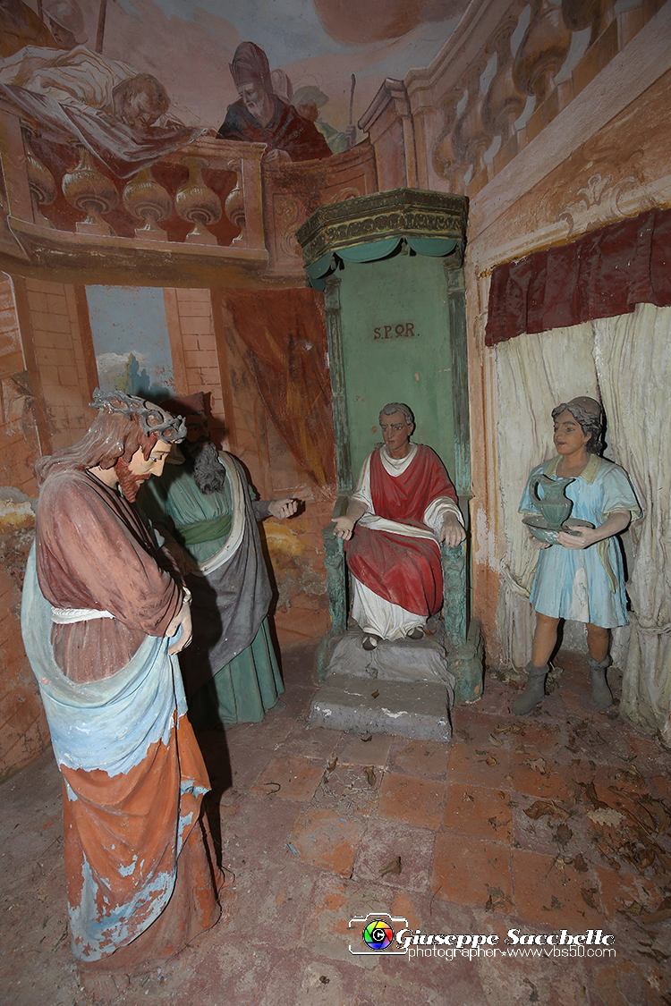 VBS_7055.JPG - Gesù davanti a Pilato  L'edificio fu costruito a partire dal 1712. Gli affreschi della volta risalgono al XVIII secolo e sono attribuiti al pittore Grosso di Ivrea.