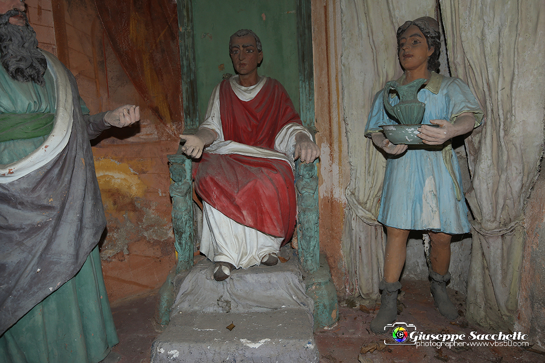 VBS_7058.JPG - Gesù davanti a Pilato  L'edificio fu costruito a partire dal 1712. Gli affreschi della volta risalgono al XVIII secolo e sono attribuiti al pittore Grosso di Ivrea.