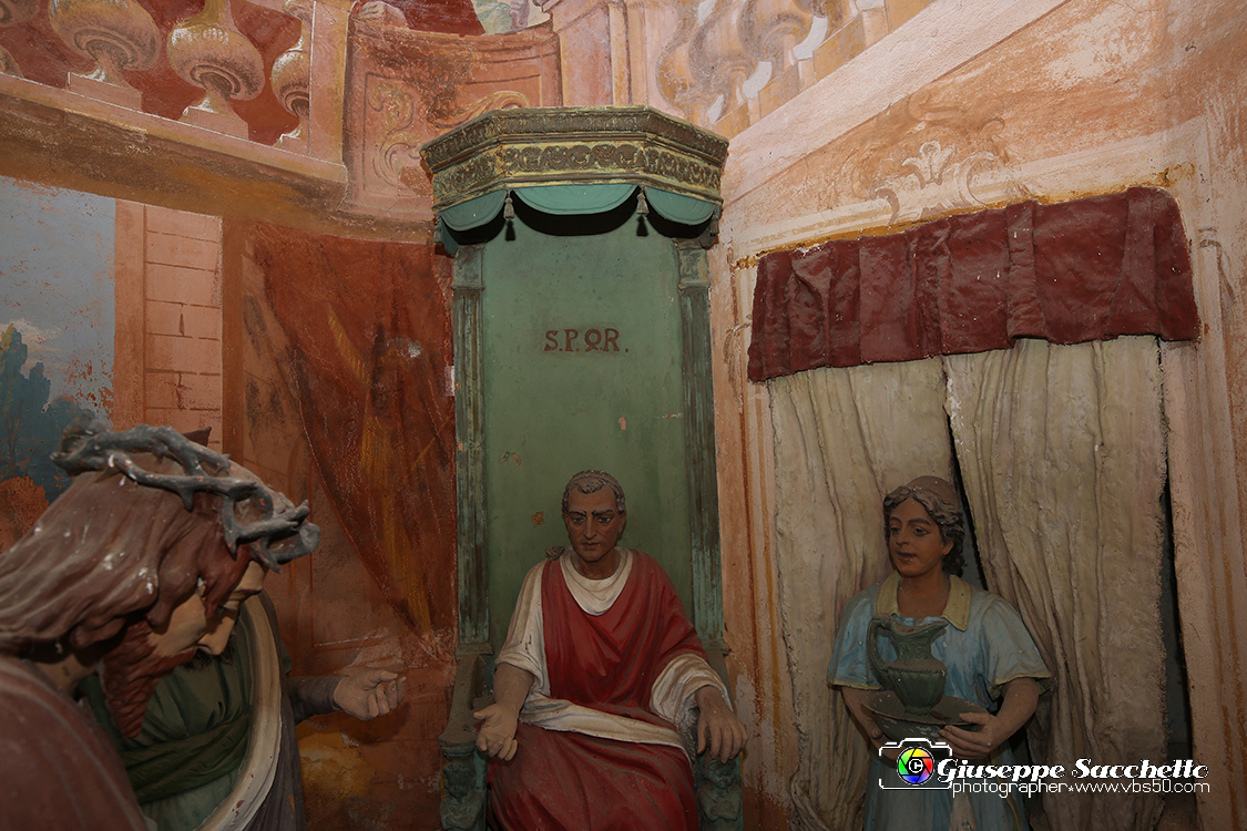 VBS_7060.JPG - Gesù davanti a Pilato  L'edificio fu costruito a partire dal 1712. Gli affreschi della volta risalgono al XVIII secolo e sono attribuiti al pittore Grosso di Ivrea.