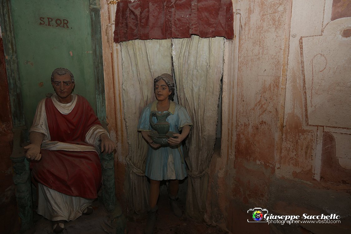 VBS_7061.JPG - Gesù davanti a Pilato  L'edificio fu costruito a partire dal 1712. Gli affreschi della volta risalgono al XVIII secolo e sono attribuiti al pittore Grosso di Ivrea.