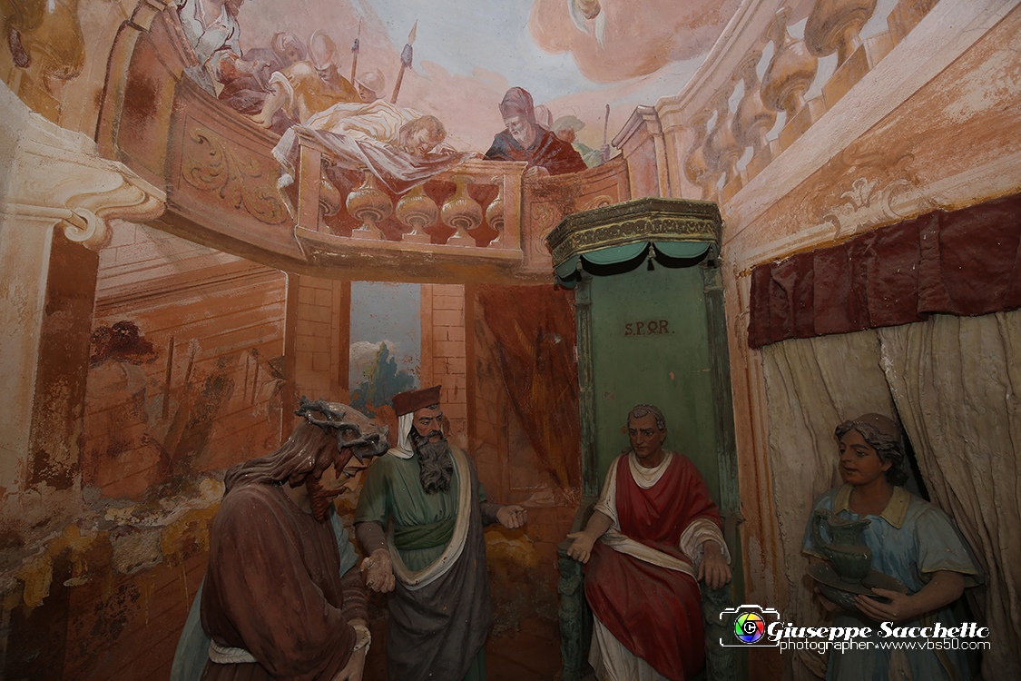 VBS_7064.JPG - Gesù davanti a Pilato  L'edificio fu costruito a partire dal 1712. Gli affreschi della volta risalgono al XVIII secolo e sono attribuiti al pittore Grosso di Ivrea.