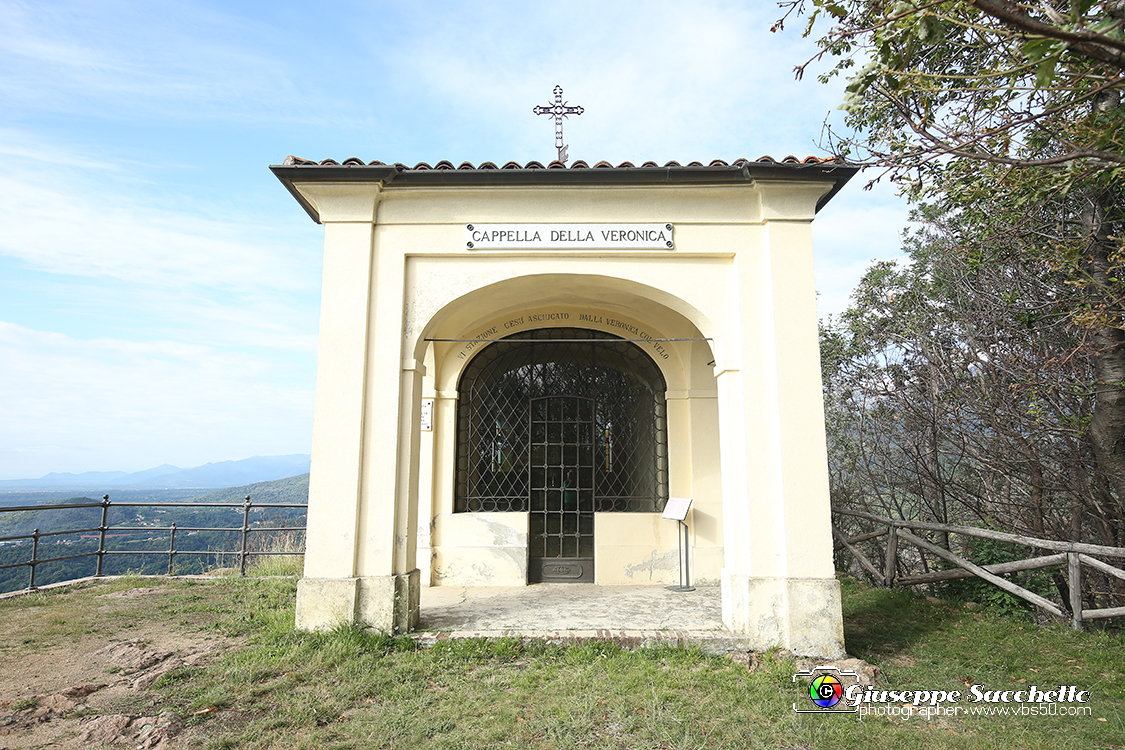 VBS_7170.JPG - Cappella 6 -  La VeronicaFu edificata nel 1712.  Il gruppo statuario è andato completamente distrutto.  All'inizio del '900 passò in patronato all'Avvocato Aurelio De Andreis che la trasformò in Cappella di famiglia  aggiungendo un'abside con un altare e un piccolo campanile.