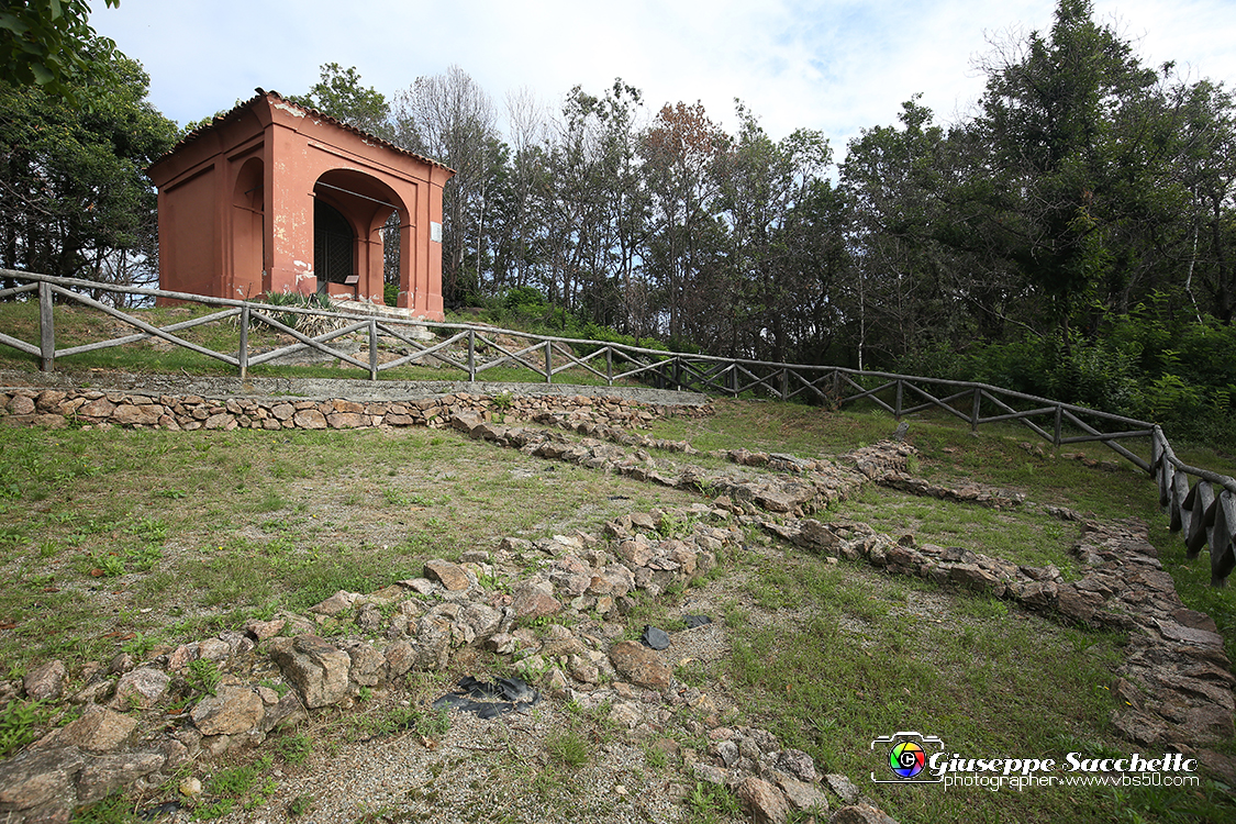 VBS_7179.JPG - Sacro Monte di Belmonte Resti di mura romane