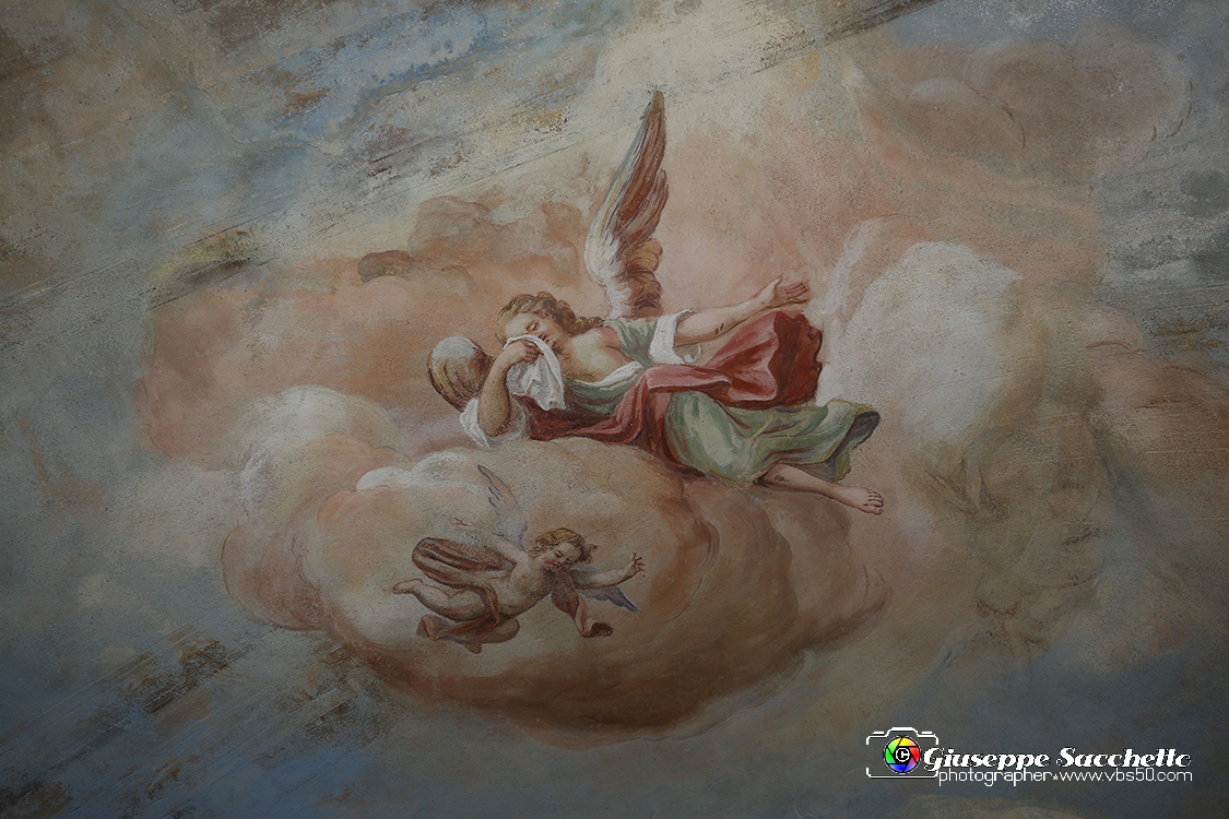 VBS_7191.JPG - Cappella 7  Seconda caduta  Edificio iniziato nel 1715, rimase a lungo incompiuto; fu terminato nel 1773;  gli affreschi della volta risalgono al 1773 e sono del pittore Grosso di Ivrea. 