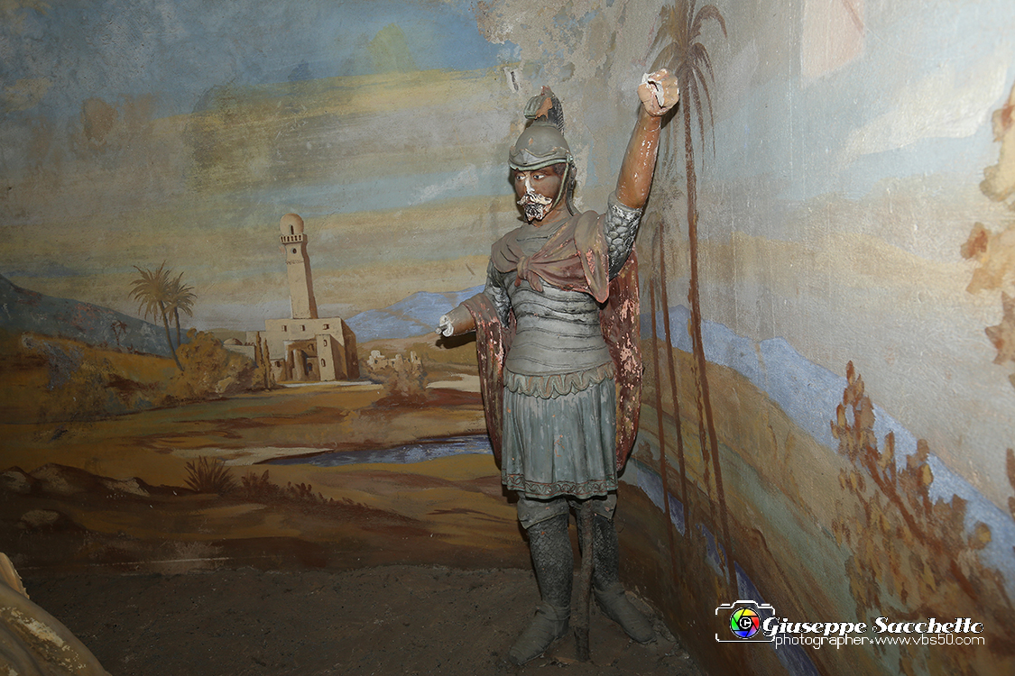 VBS_7192.JPG - Cappella 7  Seconda caduta  Edificio iniziato nel 1715, rimase a lungo incompiuto; fu terminato nel 1773;  gli affreschi della volta risalgono al 1773 e sono del pittore Grosso di Ivrea. 