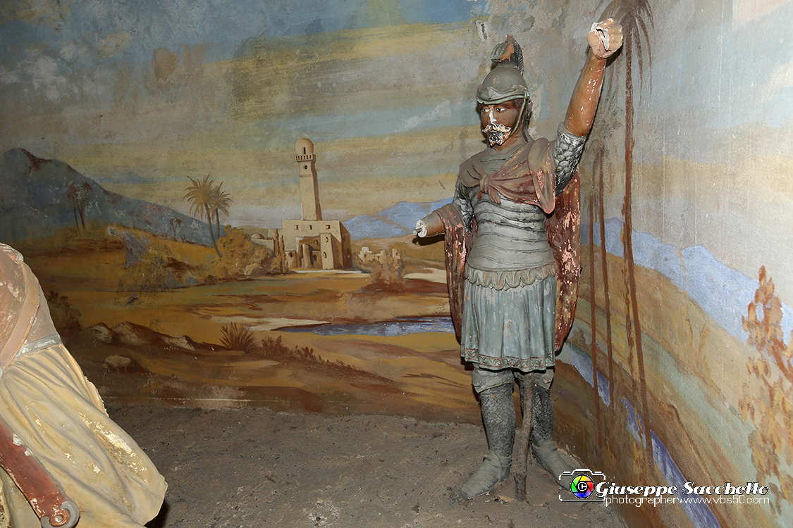 VBS_7193.JPG - Cappella 7  Seconda caduta  Edificio iniziato nel 1715, rimase a lungo incompiuto; fu terminato nel 1773;  gli affreschi della volta risalgono al 1773 e sono del pittore Grosso di Ivrea. 