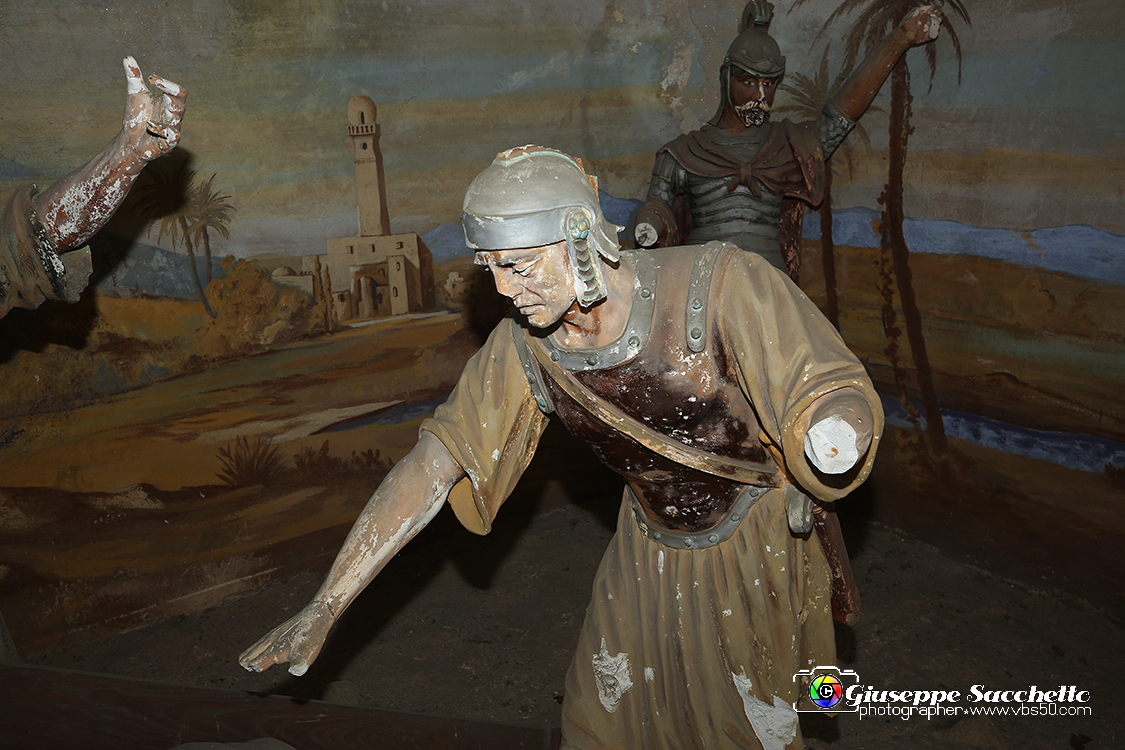 VBS_7199.JPG - Cappella 7  Seconda caduta  Edificio iniziato nel 1715, rimase a lungo incompiuto; fu terminato nel 1773;  gli affreschi della volta risalgono al 1773 e sono del pittore Grosso di Ivrea. 