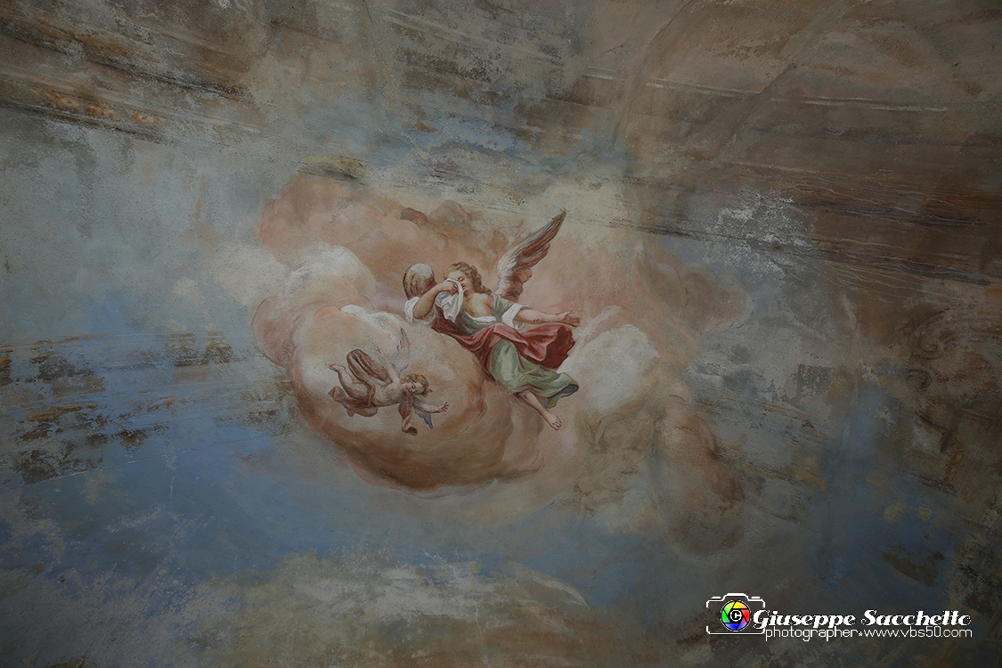 VBS_7207.JPG - Cappella 7  Seconda caduta  Edificio iniziato nel 1715, rimase a lungo incompiuto; fu terminato nel 1773;  gli affreschi della volta risalgono al 1773 e sono del pittore Grosso di Ivrea. 