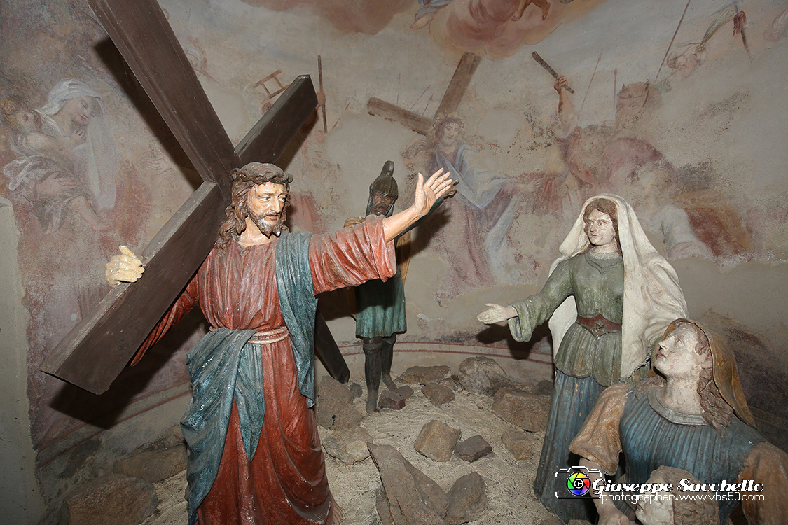 VBS_7214.JPG - Cappella 8  Le Pie Donne  Iniziata dai frati del convento in epoca imprecisata fu terminata nel 1781  Gli affreschi della volta sono del pittore Grosso di Ivrea. 