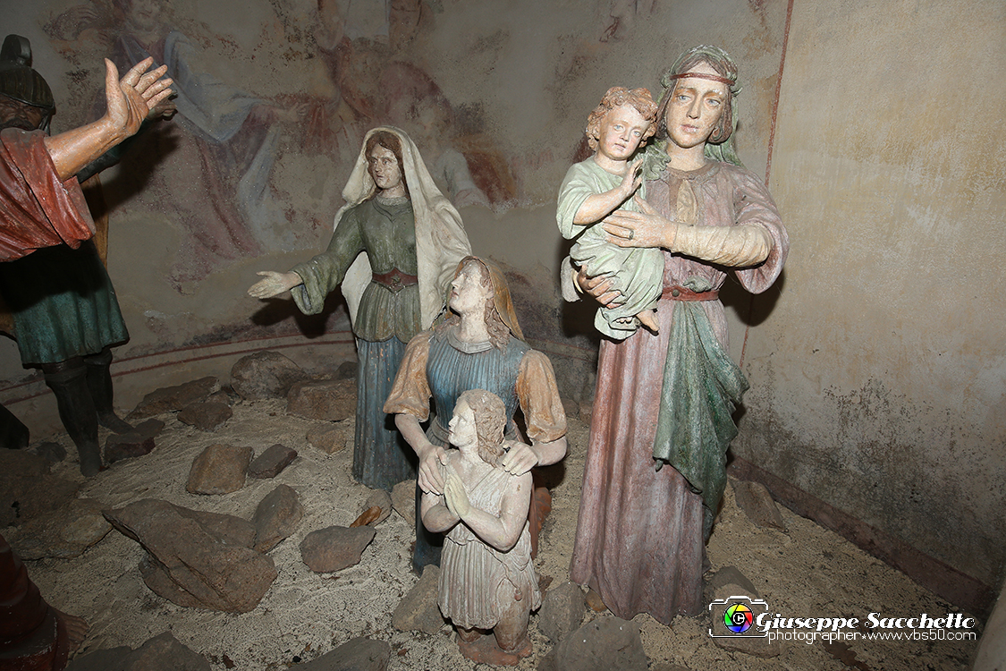 VBS_7215.JPG - Cappella 8  Le Pie Donne  Iniziata dai frati del convento in epoca imprecisata fu terminata nel 1781  Gli affreschi della volta sono del pittore Grosso di Ivrea. 