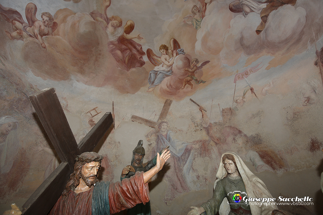 VBS_7216.JPG - Cappella 8  Le Pie Donne  Iniziata dai frati del convento in epoca imprecisata fu terminata nel 1781  Gli affreschi della volta sono del pittore Grosso di Ivrea. 