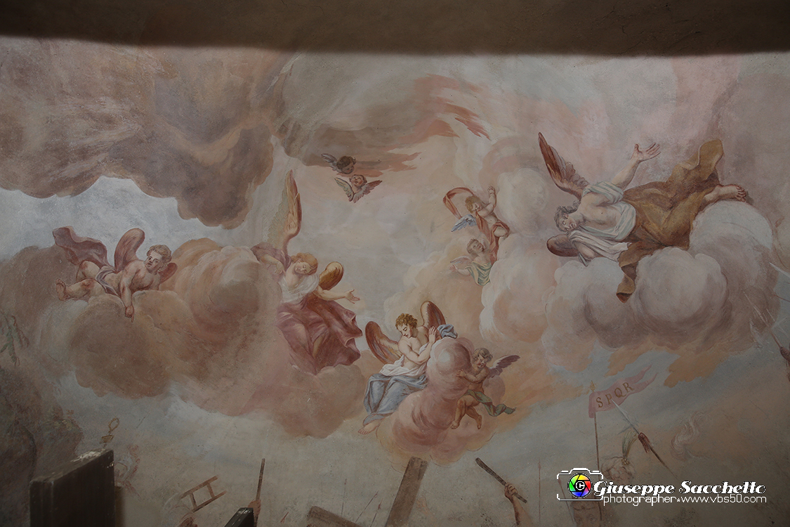 VBS_7217.JPG - Cappella 8  Le Pie Donne  Iniziata dai frati del convento in epoca imprecisata fu terminata nel 1781  Gli affreschi della volta sono del pittore Grosso di Ivrea. 