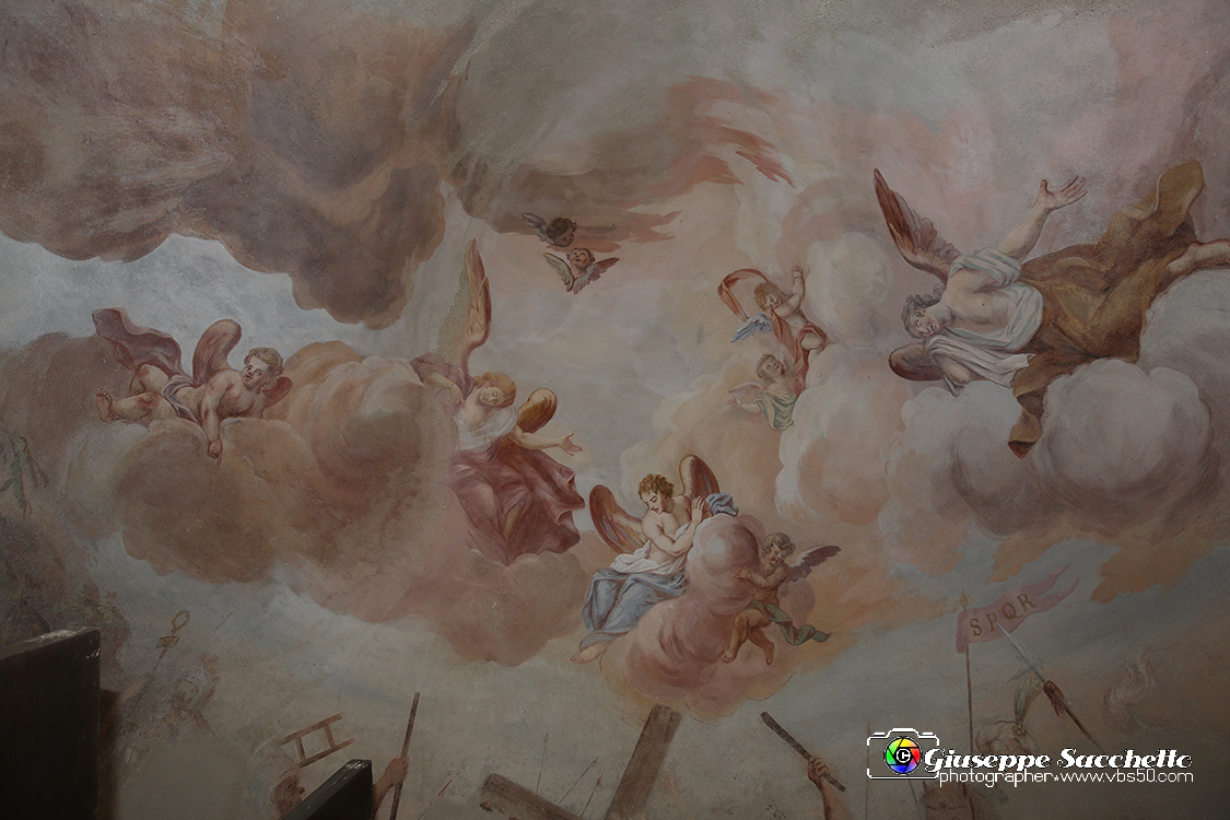 VBS_7220.JPG - Cappella 8  Le Pie Donne  Iniziata dai frati del convento in epoca imprecisata fu terminata nel 1781  Gli affreschi della volta sono del pittore Grosso di Ivrea. 