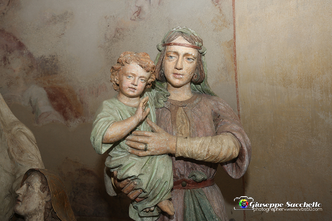 VBS_7224.JPG - Cappella 8  Le Pie Donne  Iniziata dai frati del convento in epoca imprecisata fu terminata nel 1781  Gli affreschi della volta sono del pittore Grosso di Ivrea. 