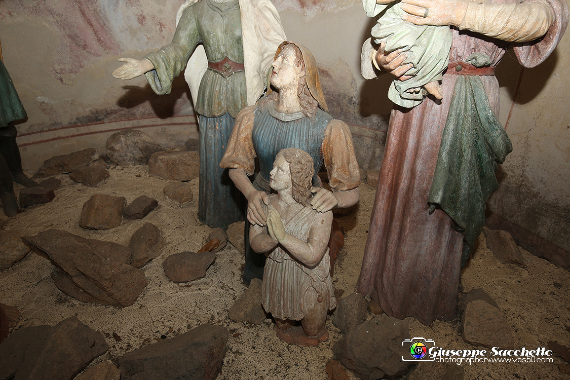 VBS_7226.JPG - Cappella 8  Le Pie Donne  Iniziata dai frati del convento in epoca imprecisata fu terminata nel 1781  Gli affreschi della volta sono del pittore Grosso di Ivrea. 