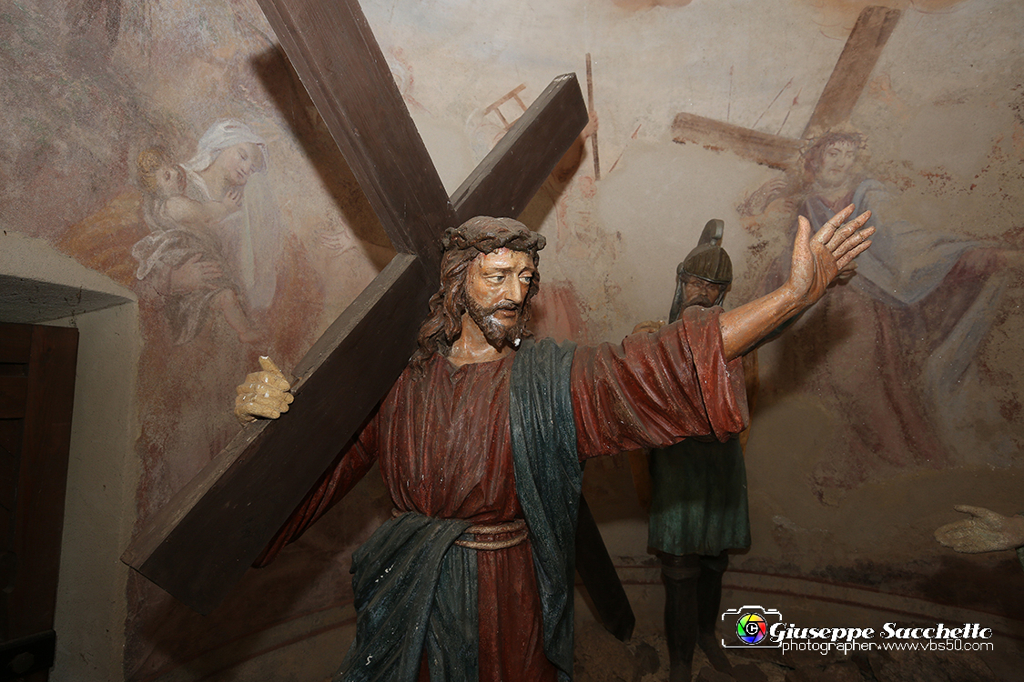 VBS_7227.JPG - Cappella 8  Le Pie Donne  Iniziata dai frati del convento in epoca imprecisata fu terminata nel 1781  Gli affreschi della volta sono del pittore Grosso di Ivrea. 