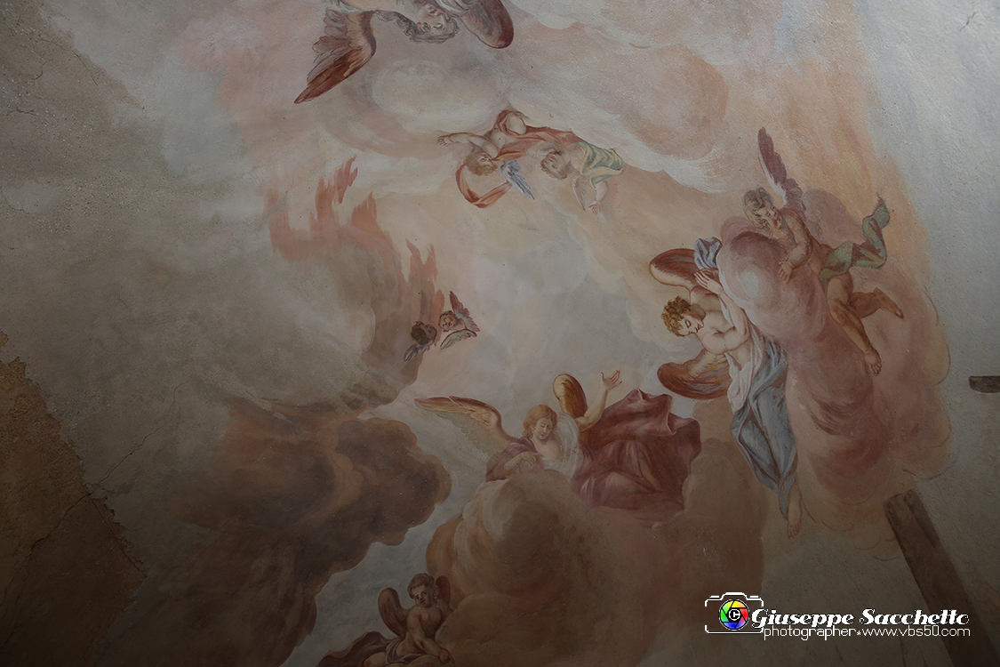 VBS_7232.JPG - Cappella 8  Le Pie Donne  Iniziata dai frati del convento in epoca imprecisata fu terminata nel 1781  Gli affreschi della volta sono del pittore Grosso di Ivrea. 