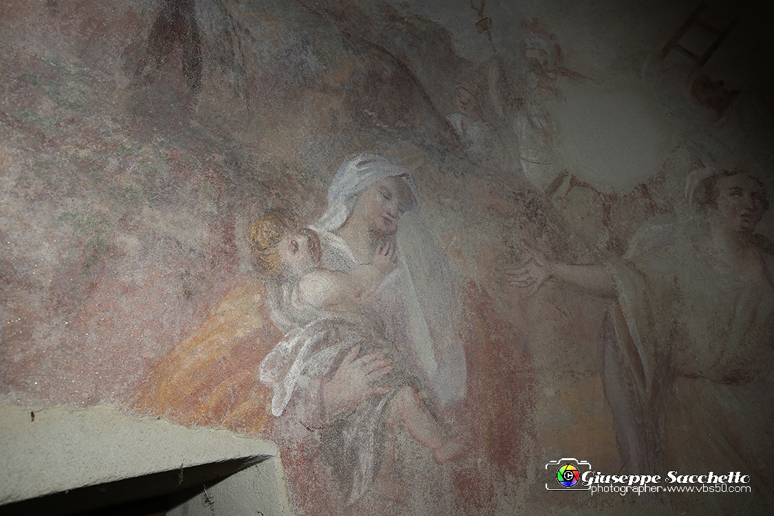 VBS_7239.JPG - Cappella 8  Le Pie Donne  Iniziata dai frati del convento in epoca imprecisata fu terminata nel 1781  Gli affreschi della volta sono del pittore Grosso di Ivrea. 