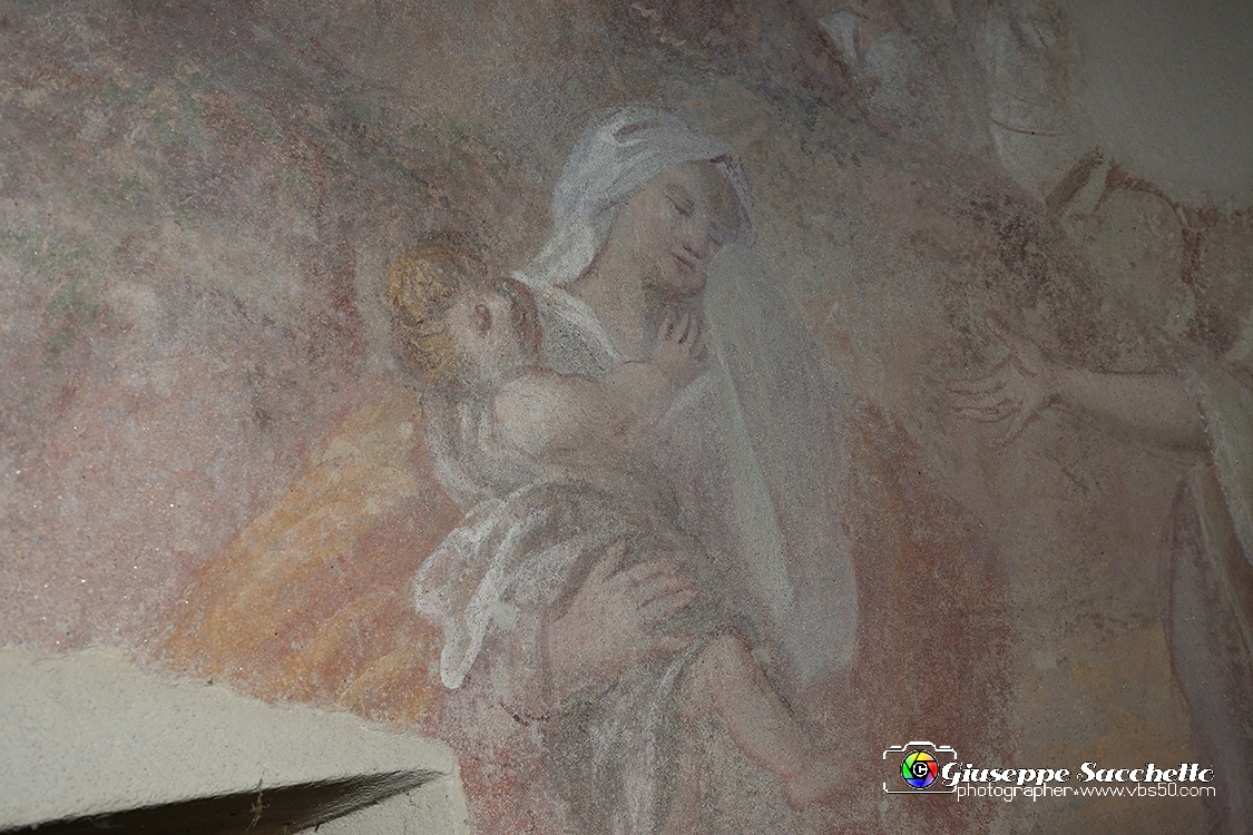 VBS_7248.JPG - Cappella 8  Le Pie Donne  Iniziata dai frati del convento in epoca imprecisata fu terminata nel 1781  Gli affreschi della volta sono del pittore Grosso di Ivrea. 