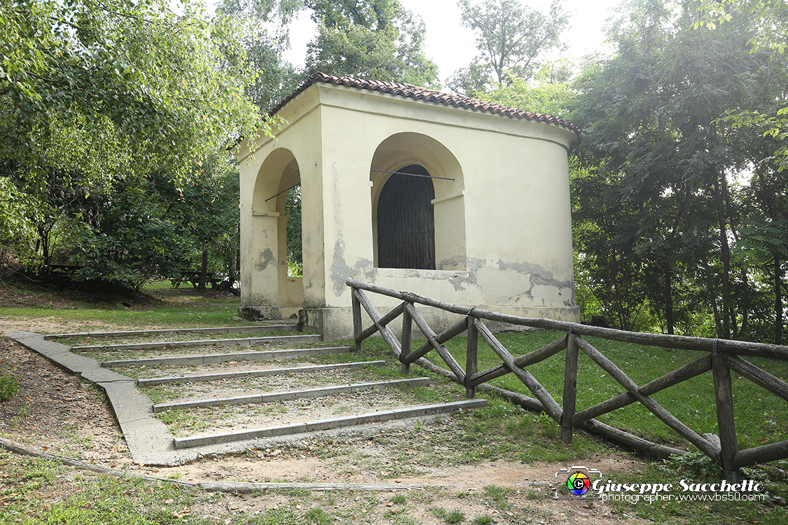VBS_7261.JPG - Cappella 9   Terza caduta di Gesù  L'edificio fu realizzato tra il 1759 e il 1765.  Le cinque statue in gesso bianco risalgono all'inizio del XX secolo.