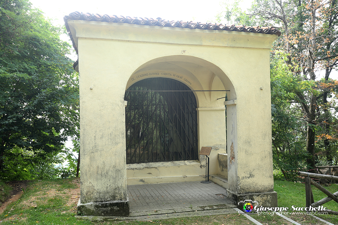 VBS_7263.JPG - Terza caduta di Gesù  L'edificio fu realizzato tra il 1759 e il 1765.  Le cinque statue in gesso bianco risalgono all'inizio del XX secolo.