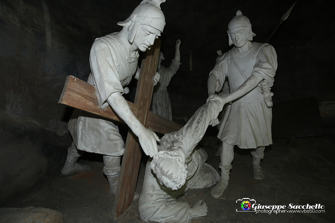 VBS_7264.JPG - Terza caduta di Gesù  L'edificio fu realizzato tra il 1759 e il 1765.  Le cinque statue in gesso bianco risalgono all'inizio del XX secolo.