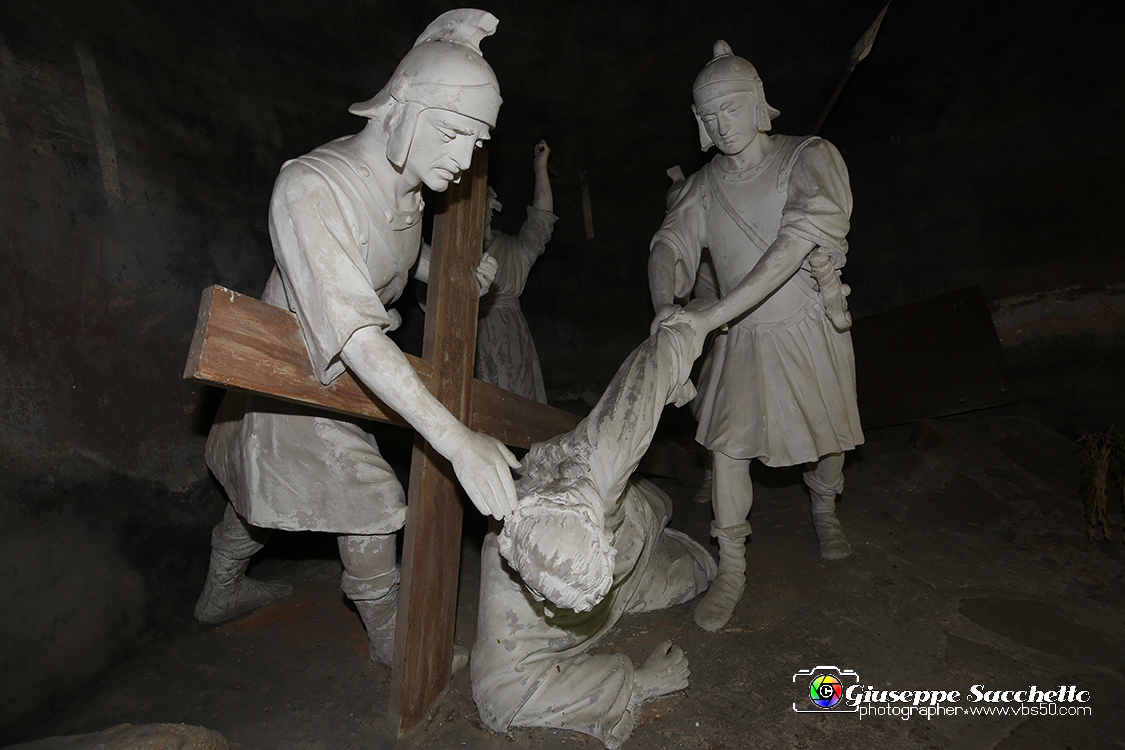 VBS_7265.JPG - Terza caduta di Gesù  L'edificio fu realizzato tra il 1759 e il 1765.  Le cinque statue in gesso bianco risalgono all'inizio del XX secolo.