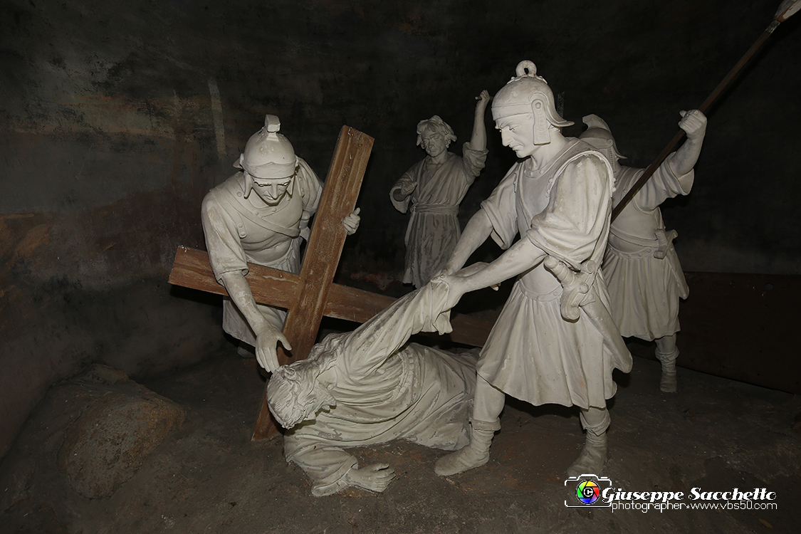 VBS_7267.JPG - Terza caduta di Gesù  L'edificio fu realizzato tra il 1759 e il 1765.  Le cinque statue in gesso bianco risalgono all'inizio del XX secolo.