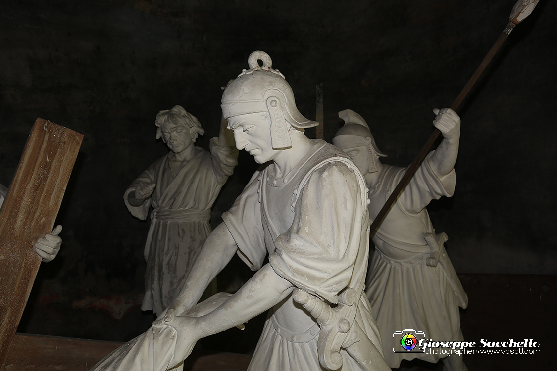 VBS_7268.JPG - Terza caduta di Gesù  L'edificio fu realizzato tra il 1759 e il 1765.  Le cinque statue in gesso bianco risalgono all'inizio del XX secolo.