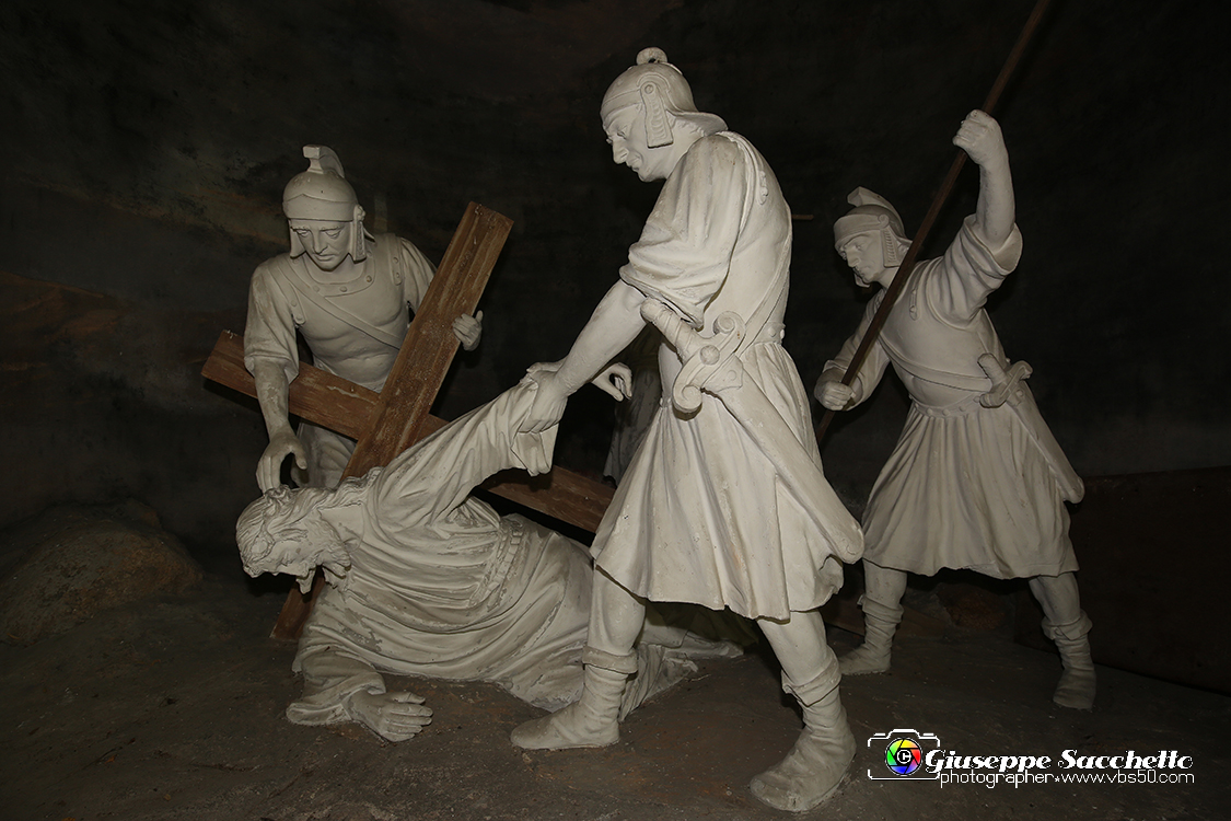 VBS_7269.JPG - Terza caduta di Gesù  L'edificio fu realizzato tra il 1759 e il 1765.  Le cinque statue in gesso bianco risalgono all'inizio del XX secolo.