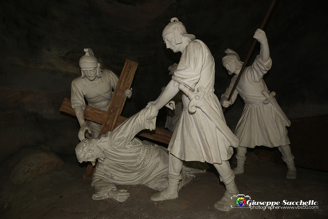 VBS_7270.JPG - Terza caduta di Gesù  L'edificio fu realizzato tra il 1759 e il 1765.  Le cinque statue in gesso bianco risalgono all'inizio del XX secolo.