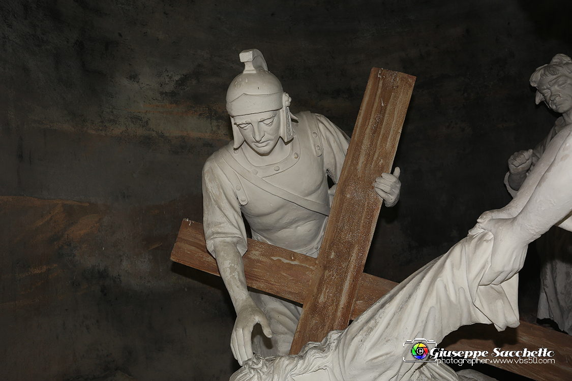 VBS_7271.JPG - Terza caduta di Gesù  L'edificio fu realizzato tra il 1759 e il 1765.  Le cinque statue in gesso bianco risalgono all'inizio del XX secolo.