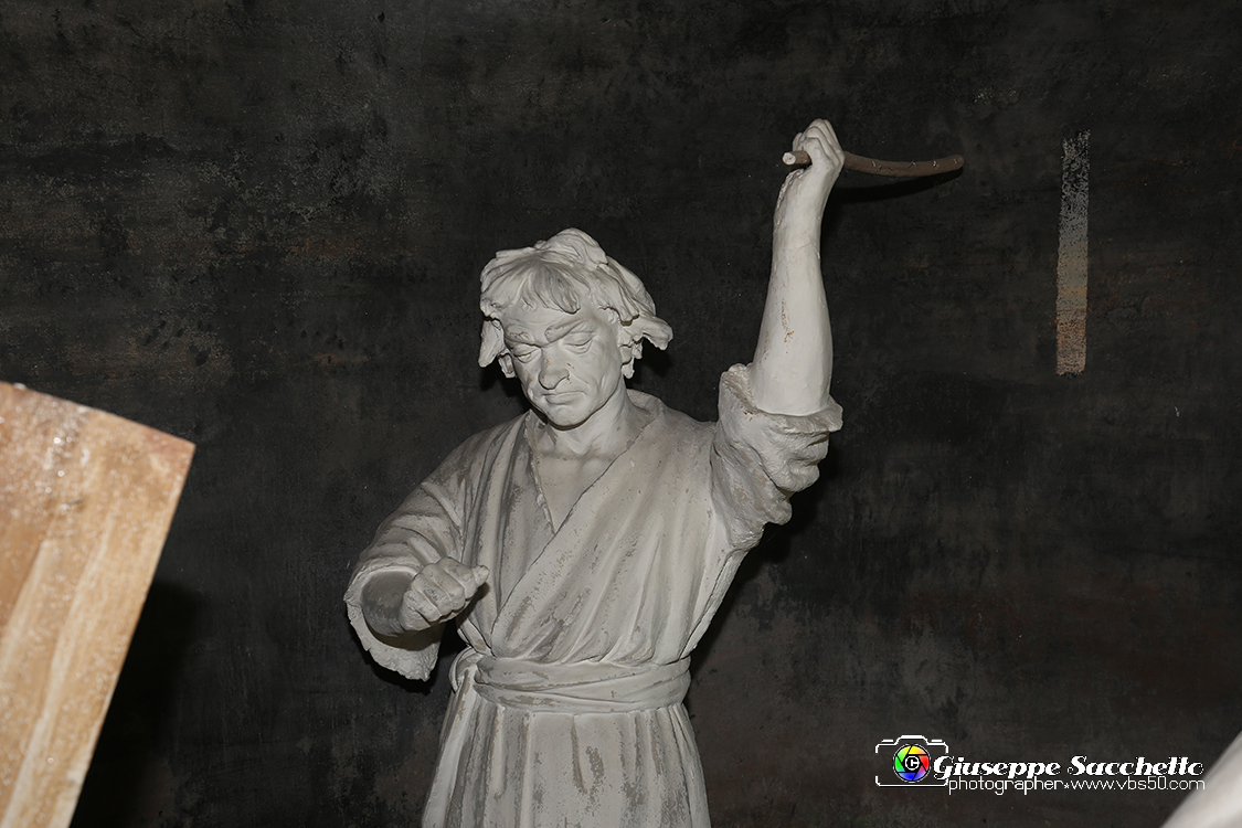 VBS_7272.JPG - Terza caduta di Gesù  L'edificio fu realizzato tra il 1759 e il 1765.  Le cinque statue in gesso bianco risalgono all'inizio del XX secolo.