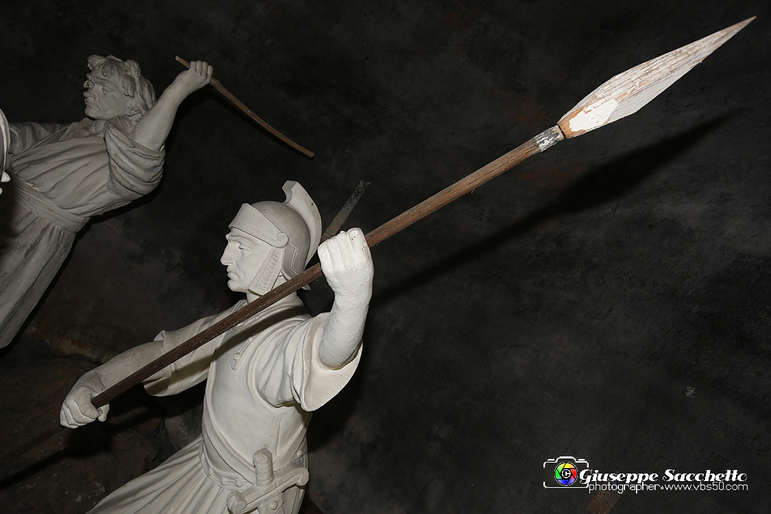 VBS_7273.JPG - Terza caduta di Gesù  L'edificio fu realizzato tra il 1759 e il 1765.  Le cinque statue in gesso bianco risalgono all'inizio del XX secolo.