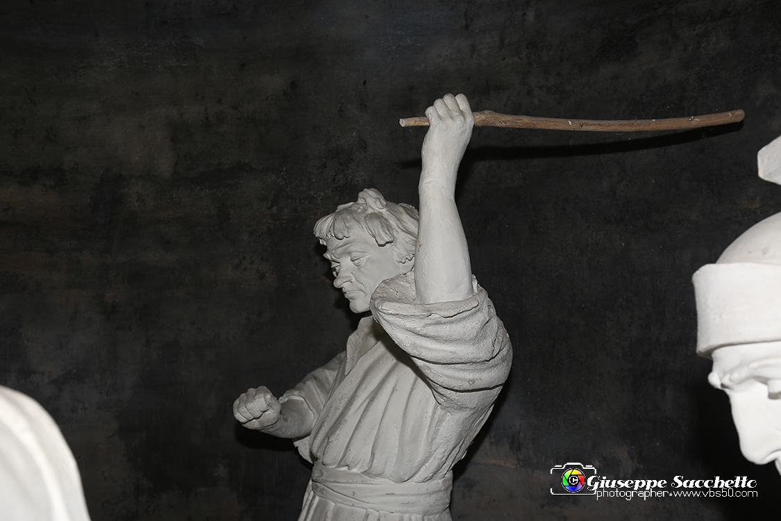 VBS_7274.JPG - Terza caduta di Gesù  L'edificio fu realizzato tra il 1759 e il 1765.  Le cinque statue in gesso bianco risalgono all'inizio del XX secolo.