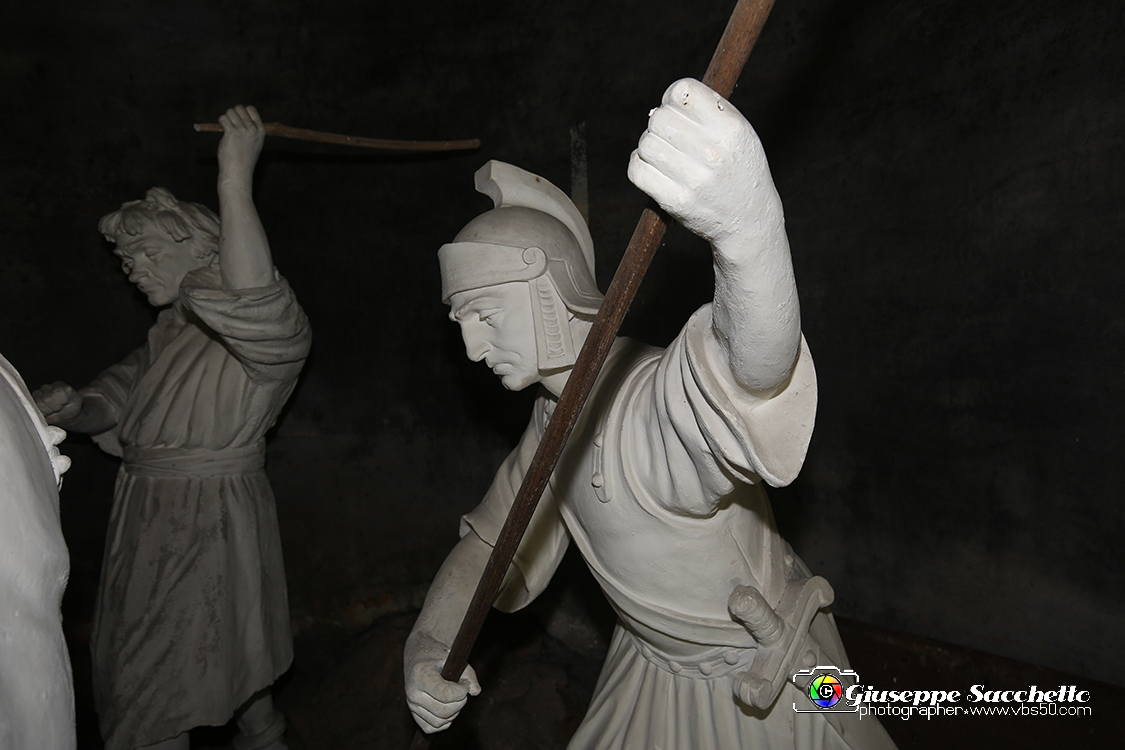 VBS_7275.JPG - Terza caduta di Gesù  L'edificio fu realizzato tra il 1759 e il 1765.  Le cinque statue in gesso bianco risalgono all'inizio del XX secolo.