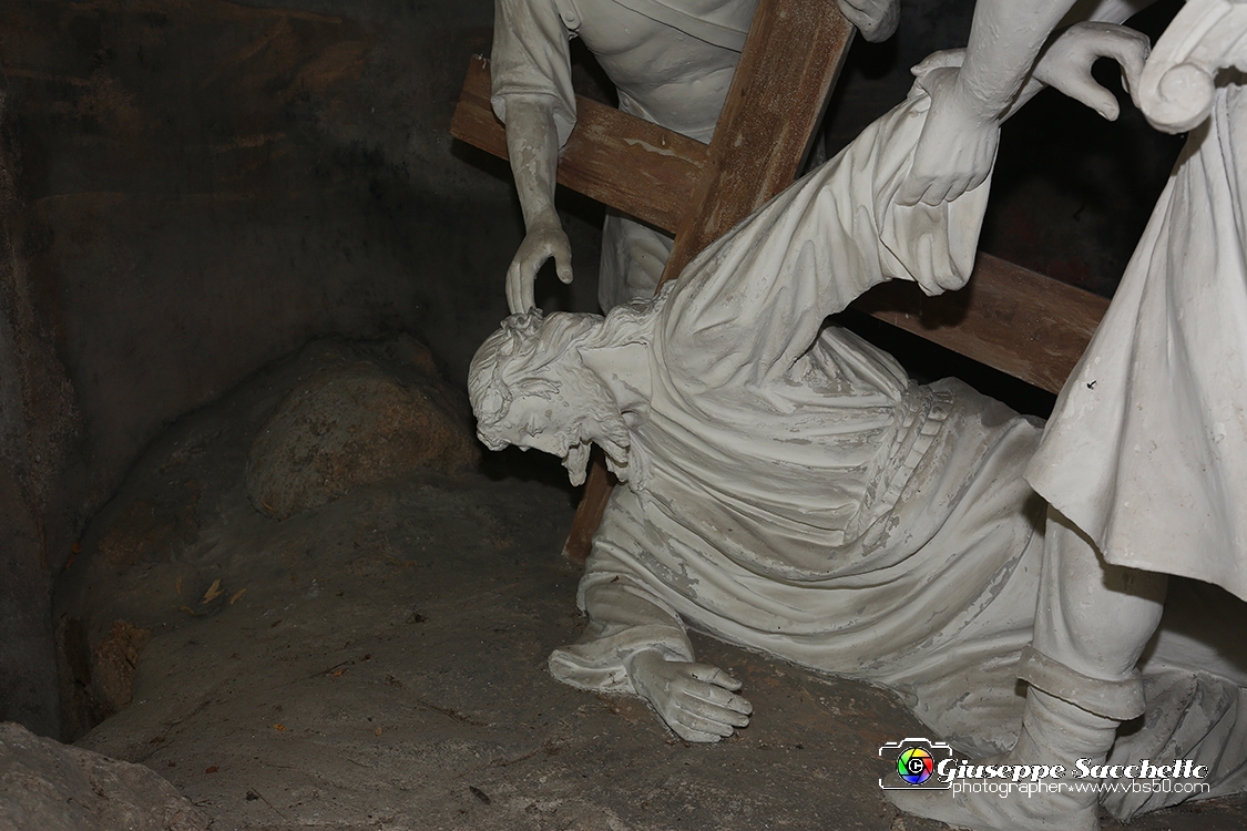 VBS_7277.JPG - Terza caduta di Gesù  L'edificio fu realizzato tra il 1759 e il 1765.  Le cinque statue in gesso bianco risalgono all'inizio del XX secolo.