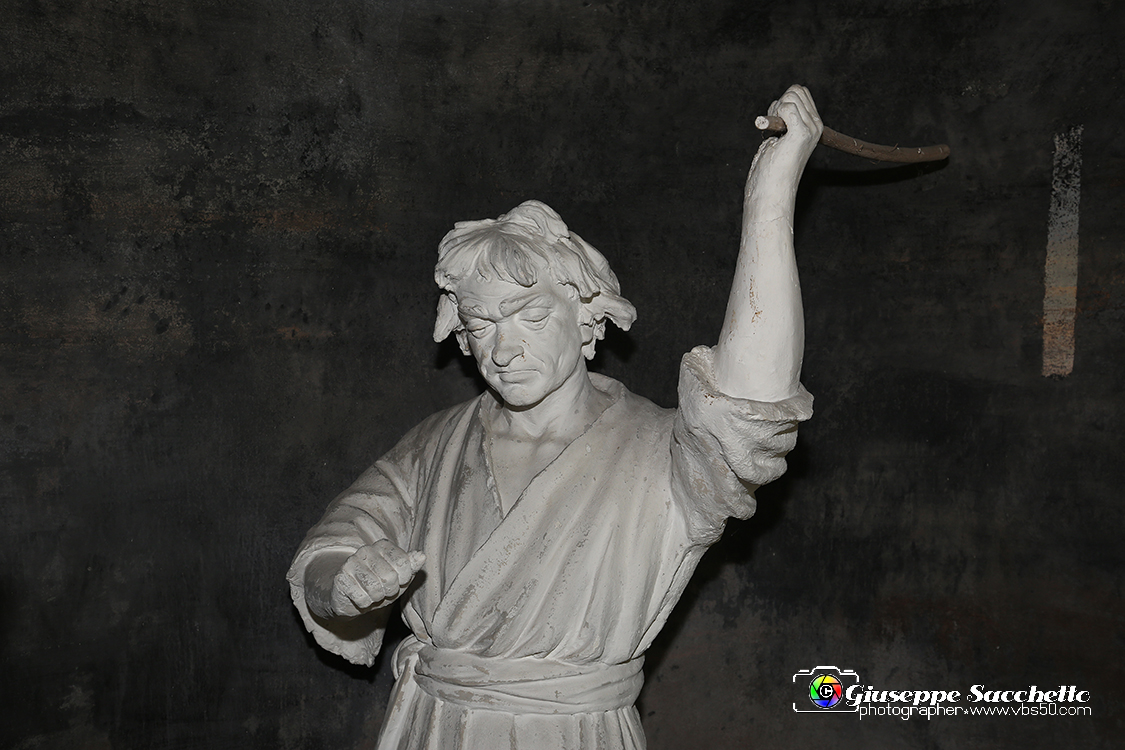 VBS_7279.JPG - Terza caduta di Gesù  L'edificio fu realizzato tra il 1759 e il 1765.  Le cinque statue in gesso bianco risalgono all'inizio del XX secolo.