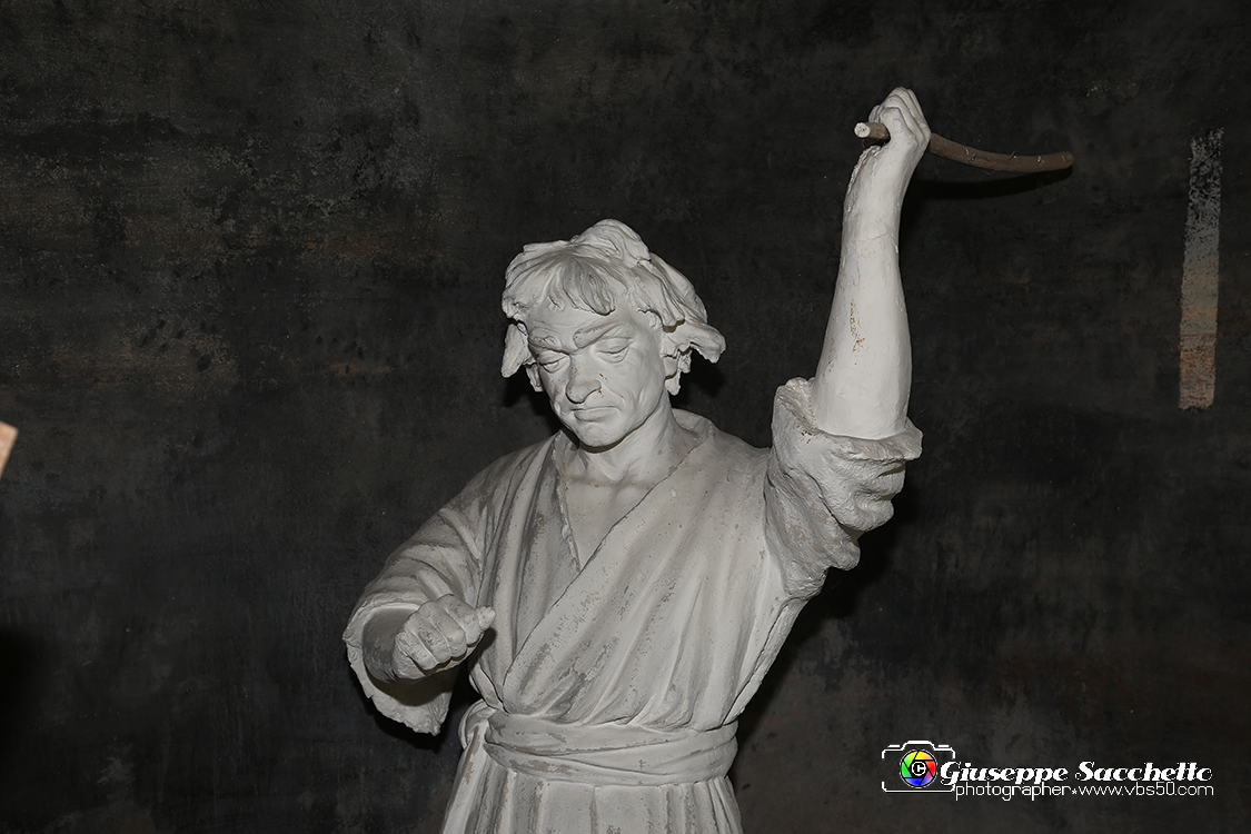 VBS_7280.JPG - Terza caduta di Gesù  L'edificio fu realizzato tra il 1759 e il 1765.  Le cinque statue in gesso bianco risalgono all'inizio del XX secolo.