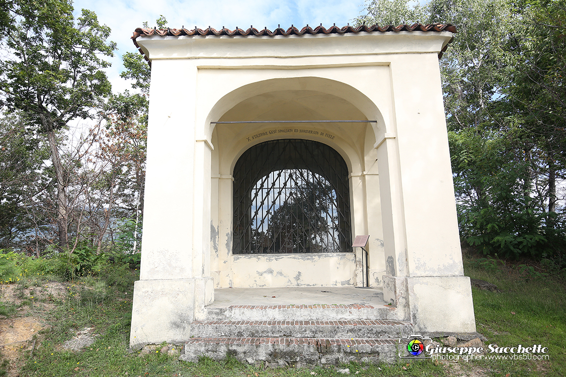 VBS_7284.JPG - Cappella 10  Gesù spogliato e abbeverato di fiele Costruita con le elemosine pervenute al Santuario, fu realizzata contemporaneamente alla Cappella 9.