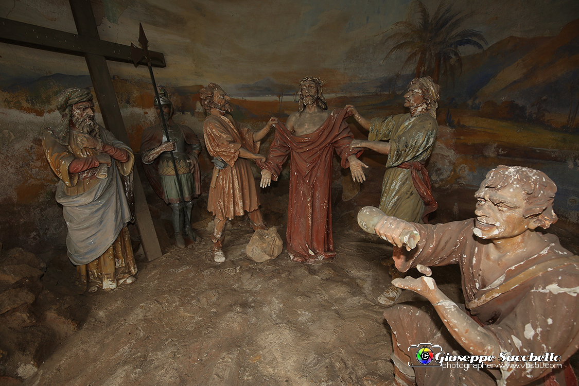 VBS_7286.JPG - Gesù spogliato e abbeverato di fiele Costruita con le elemosine pervenute al Santuario, fu realizzata contemporaneamente alla Cappella 9.