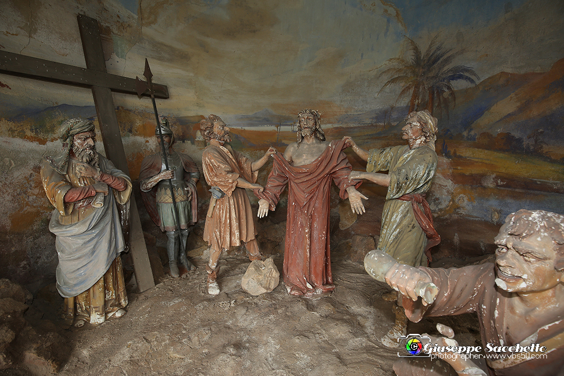 VBS_7287.JPG - Gesù spogliato e abbeverato di fiele Costruita con le elemosine pervenute al Santuario, fu realizzata contemporaneamente alla Cappella 9.