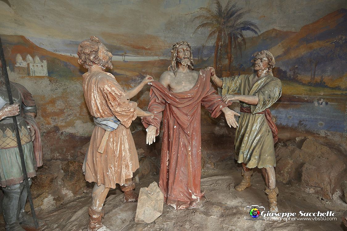 VBS_7290.JPG - Gesù spogliato e abbeverato di fiele Costruita con le elemosine pervenute al Santuario, fu realizzata contemporaneamente alla Cappella 9.