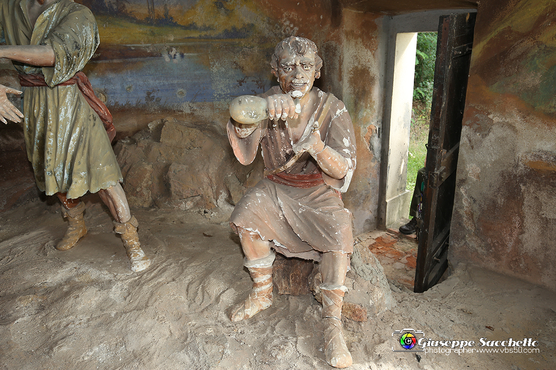 VBS_7292.JPG - Gesù spogliato e abbeverato di fiele Costruita con le elemosine pervenute al Santuario, fu realizzata contemporaneamente alla Cappella 9.